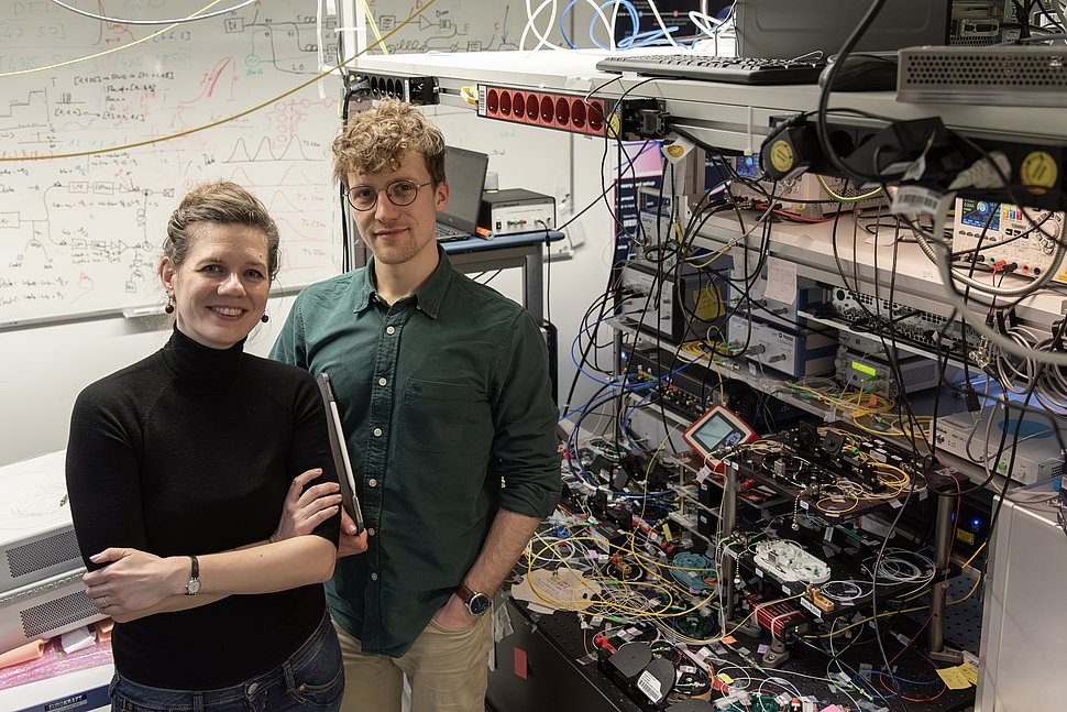 Dr. Birgit Stiller and Steven Becker in the lab. (©Susanne Viezens, MPL)